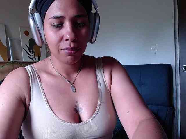 Ivonne-collins33 webcam