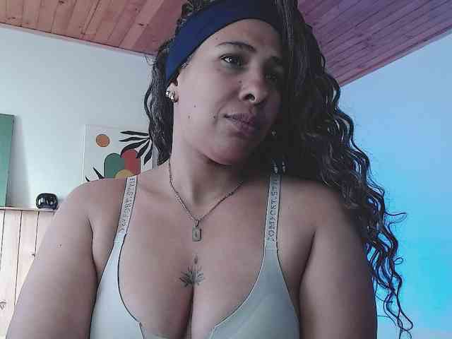 Ivonne-collins33 webcam