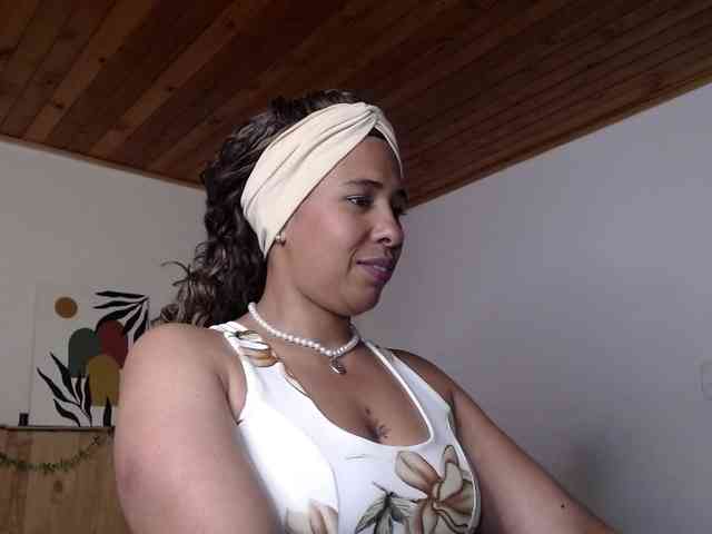 Ivonne-collins33 webcam