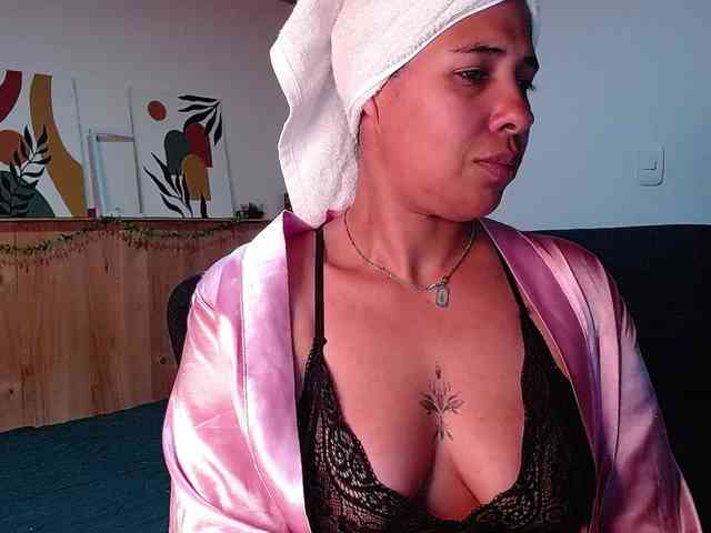 Ivonne-collins33 webcam