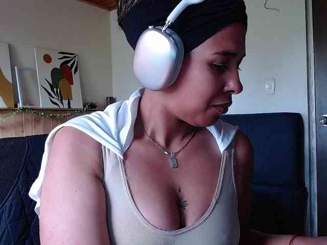 Ivonne-collins33 webcam