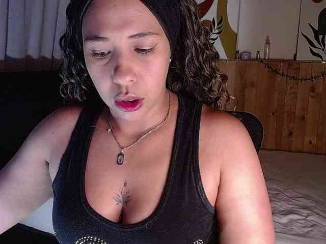 Ivonne-collins33 webcam