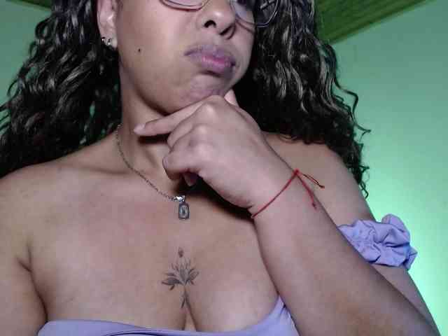 Ivonne-collins33 webcam