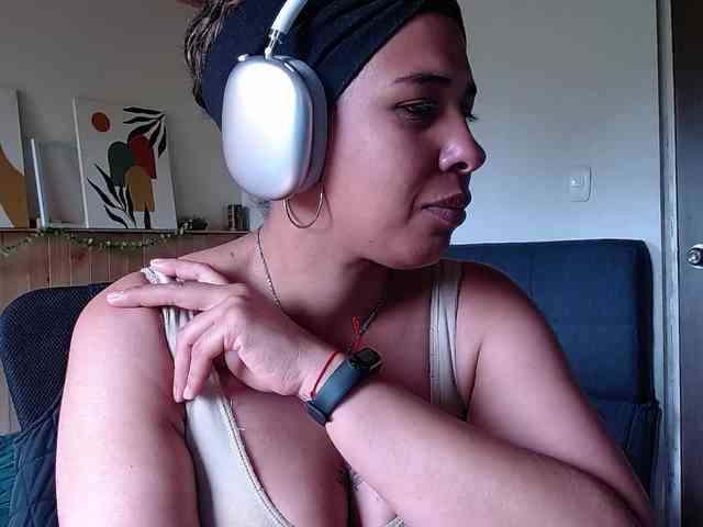 Ivonne-collins33 webcam