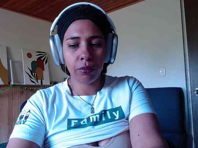 Ivonne-collins33 webcam