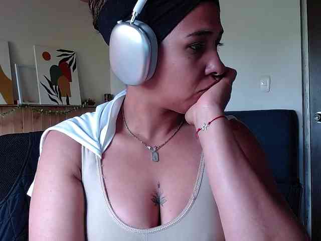 Ivonne-collins33 webcam