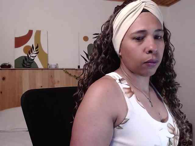 Ivonne-collins33 webcam