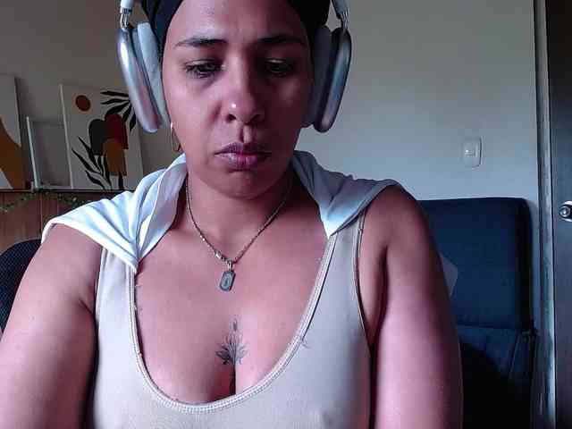 Ivonne-collins33 webcam