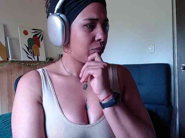 Ivonne-collins33 webcam