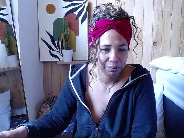 Ivonne-collins33 webcam