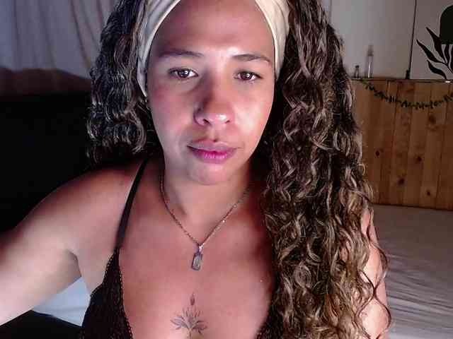 Ivonne-collins33 webcam