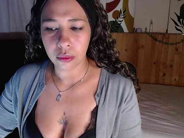 Ivonne-collins33 webcam