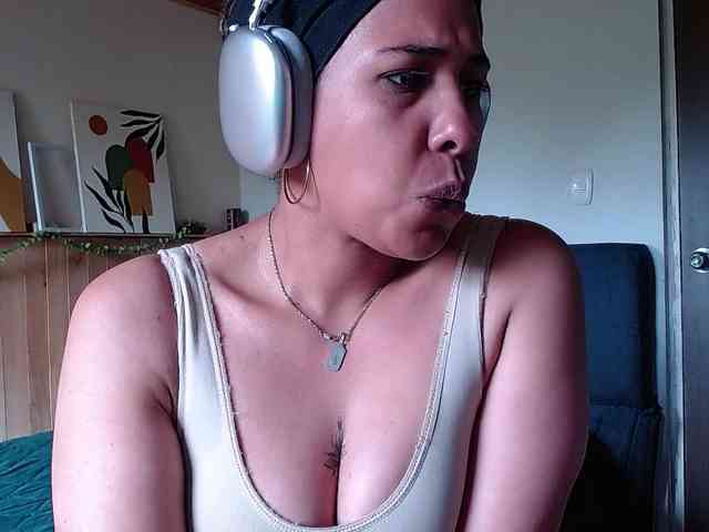 Ivonne-collins33 webcam