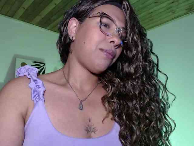 Ivonne-collins33 webcam