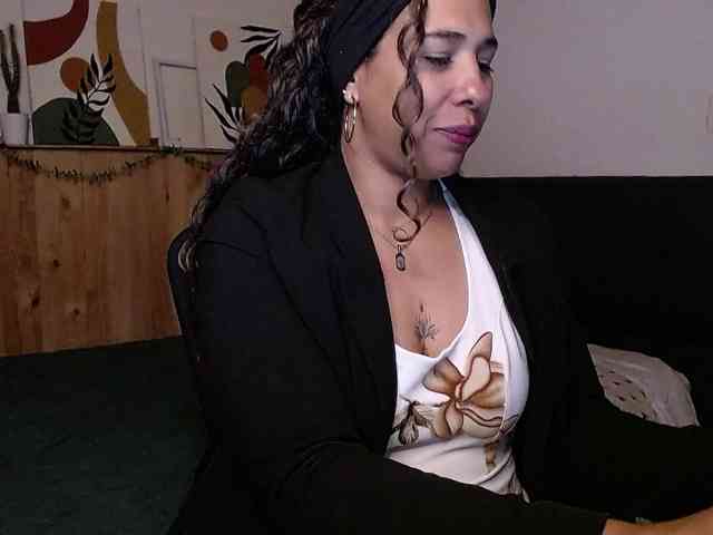 Ivonne-collins33 webcam