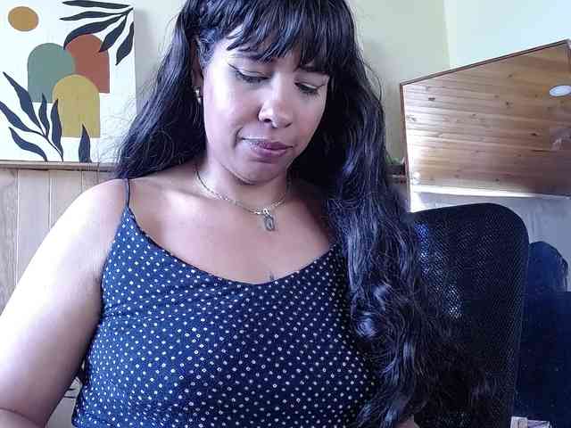 Ivonne-collins33 webcam