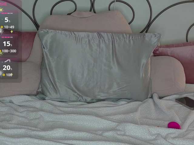 Siennaluxx's BongaCams show and profile