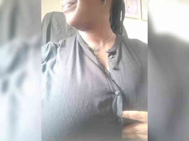 Queenbigboobs webcam