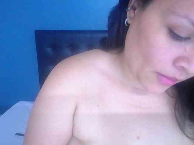 bigtits-mommy webcam
