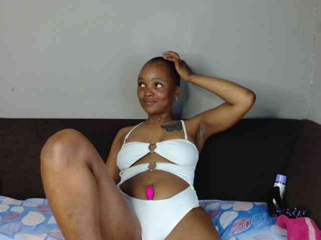 BrownPetitee webcam