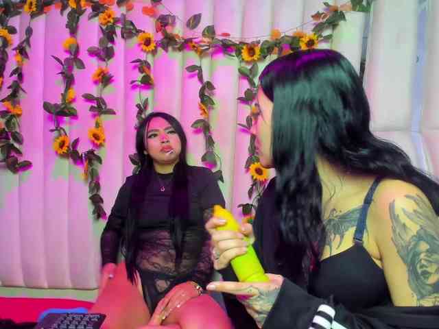 MiaAndZoeGirl webcam