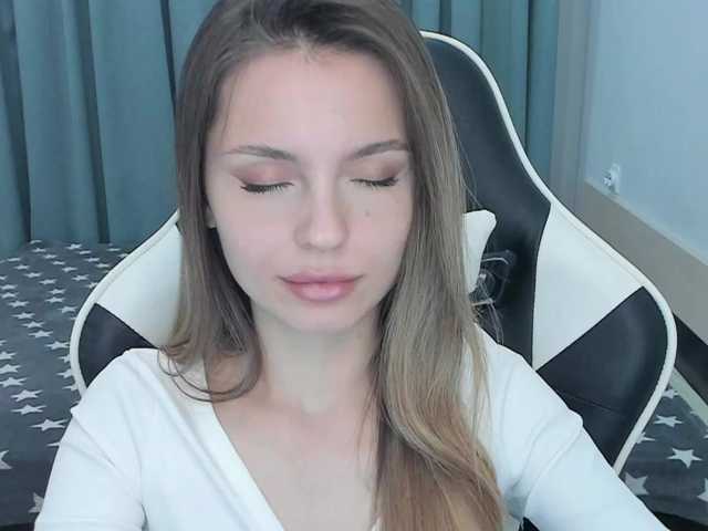  EmilySkout chat room