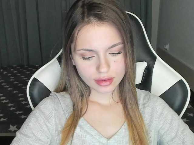 EmilySkout's BongaCams show and profile