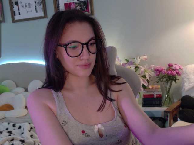 Discover the adorable streamer -Your-Michelle- as she's rubbing her build -Your-Michelle- from BongaCams