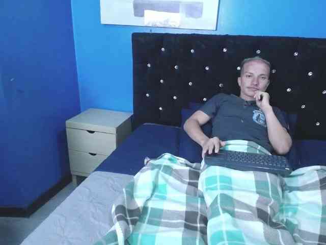 DaddyPoweer Live Webcam on BongaCams