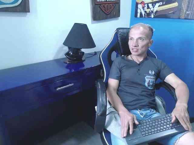 DaddyPoweer Live Webcam on BongaCams