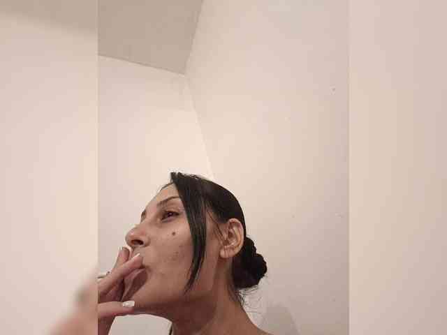 MihaCreola webcam