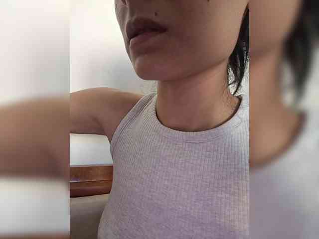MihaCreola webcam