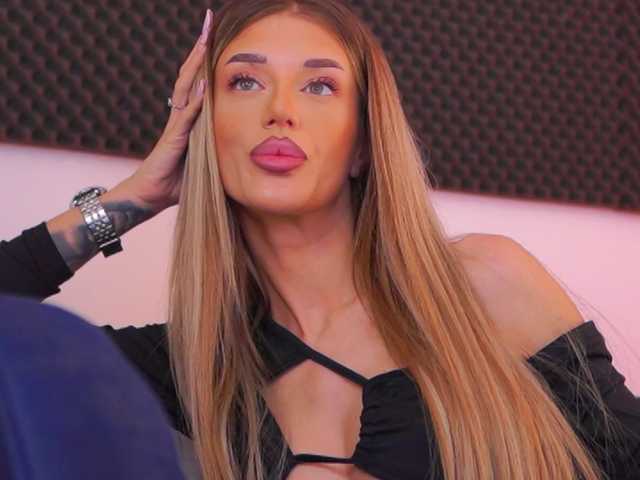 EllieRedd's BongaCams show and profile