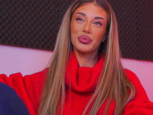 EllieRedd's BongaCams show and profile