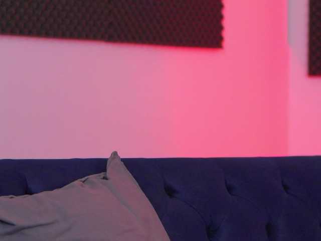 EllieRedd's BongaCams show and profile