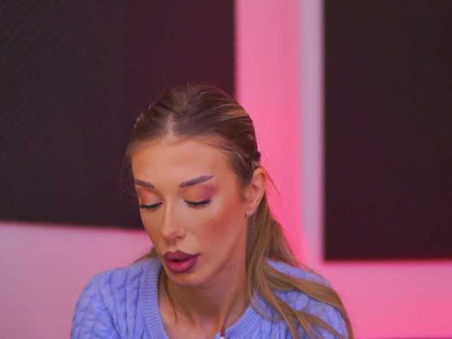 EllieRedd's BongaCams show and profile