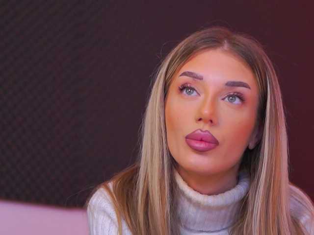 EllieRedd's BongaCams show and profile