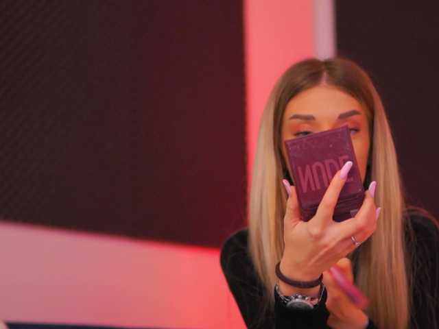 EllieRedd's BongaCams show and profile