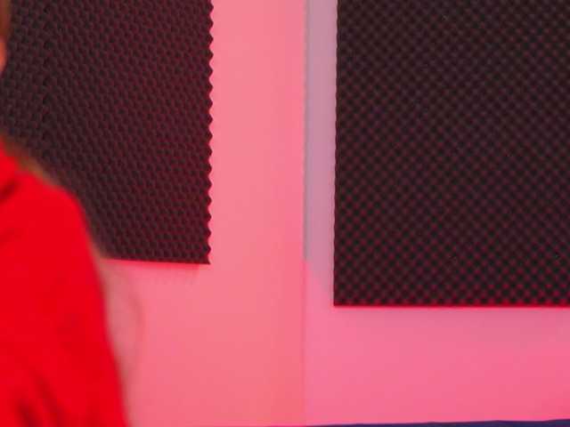 EllieRedd's BongaCams show and profile