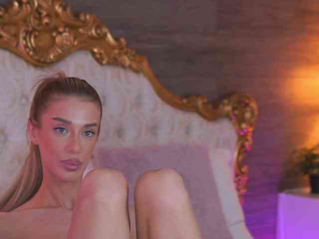 EllieRedd webcam