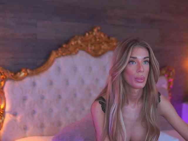EllieRedd webcam