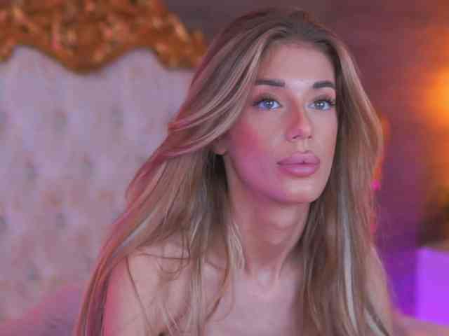 EllieRedd webcam