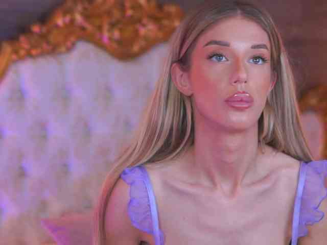 EllieRedd webcam