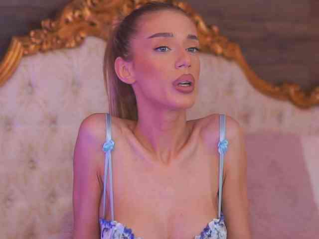 EllieRedd webcam