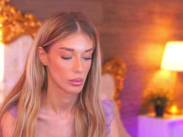 EllieRedd webcam
