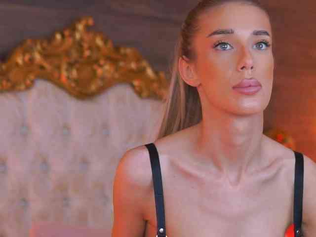 EllieRedd webcam