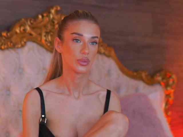 EllieRedd webcam