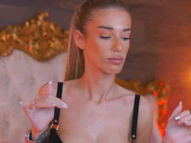 EllieRedd webcam