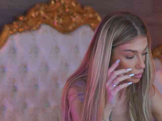 EllieRedd webcam