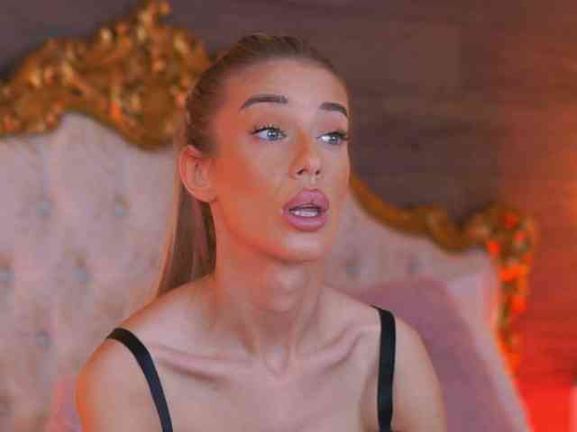EllieRedd webcam